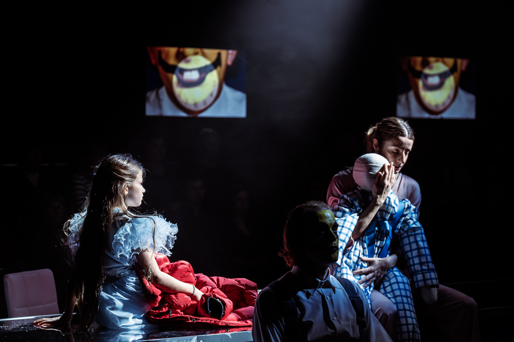 Dwa monitory z wyświetlanymi wizualizacjami. Fot. Filip Wierzbicki