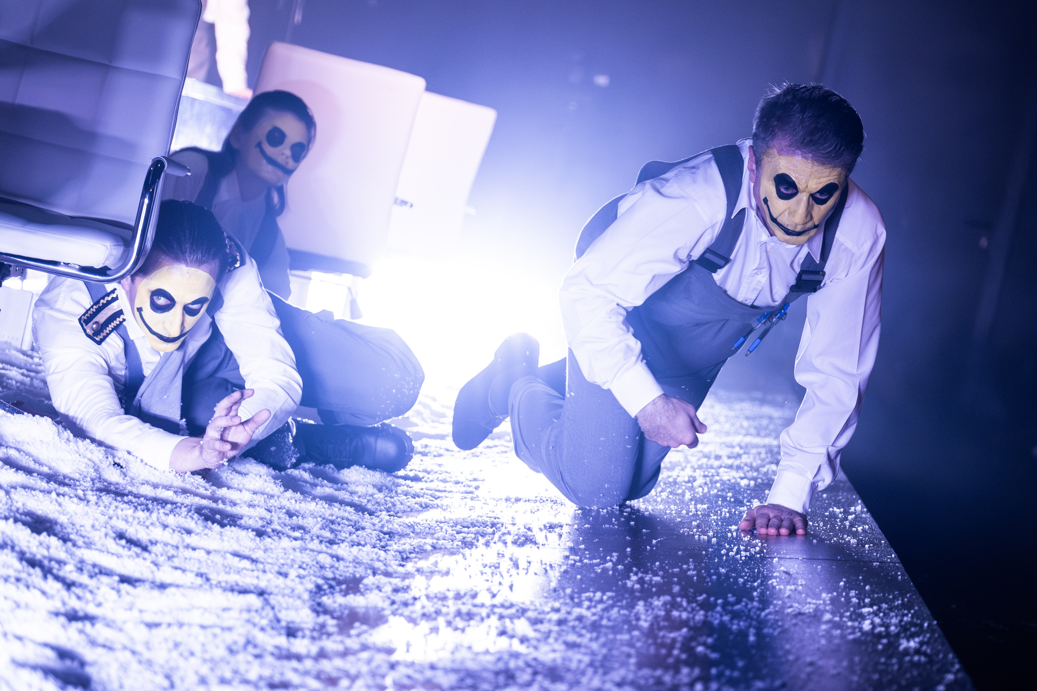 Trzech aktorów czołgających się po scenie. Fot. Filip Wierzbicki