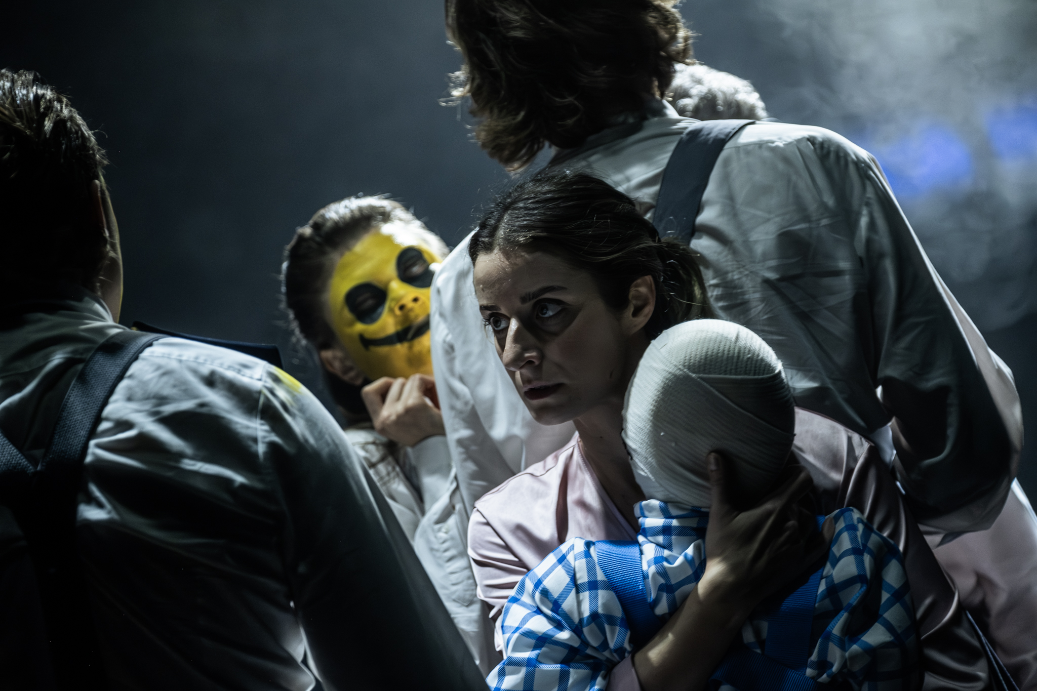 Aktorka trzymająca dziecko na rękach. Fot. Filip Wierzbicki