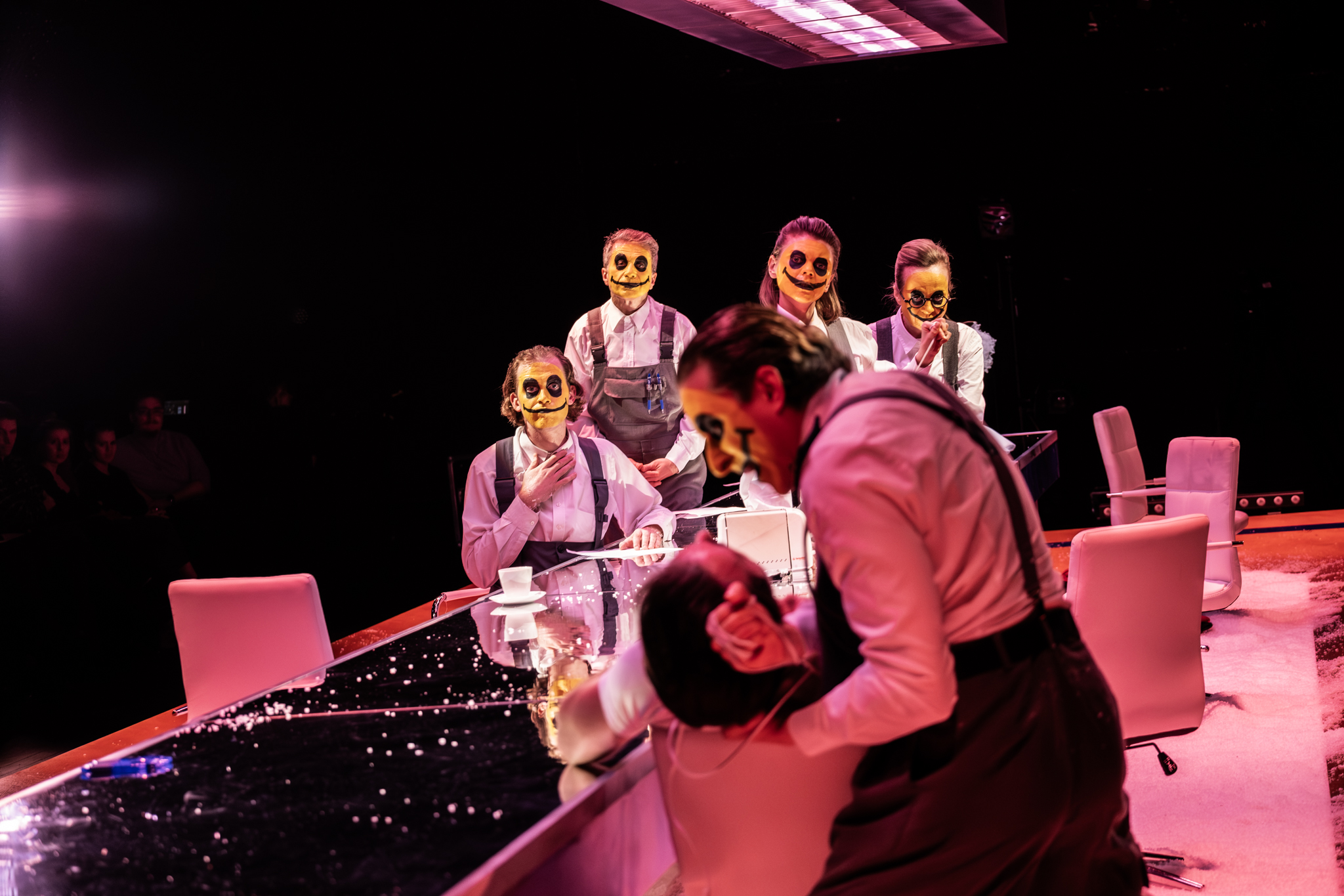 Scena zbiorowa z aktorami z pomalowanymi twarzami. Fot. Filip Wierzbicki