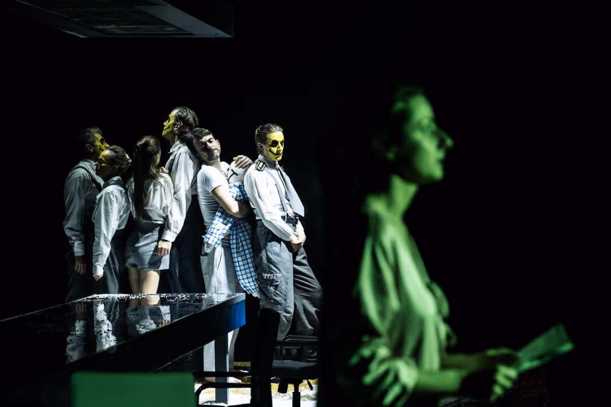 N apierwszym planie aktorka patrząca przed siebie, za nią kolejka. Fot. Filip Wierzbicki