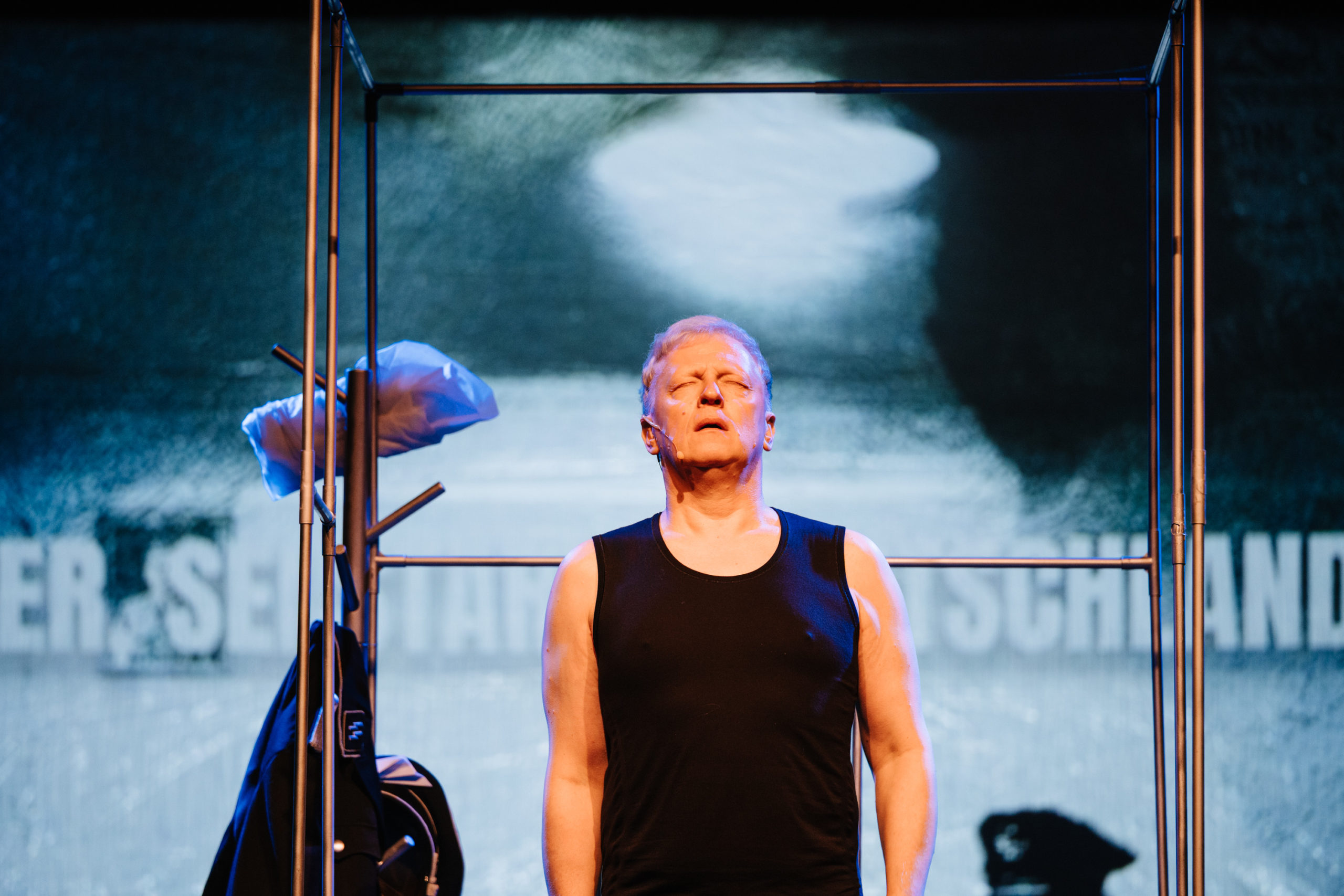 Aktor z zamkniętymi oczami. Fot: Łukasz Klimowicz