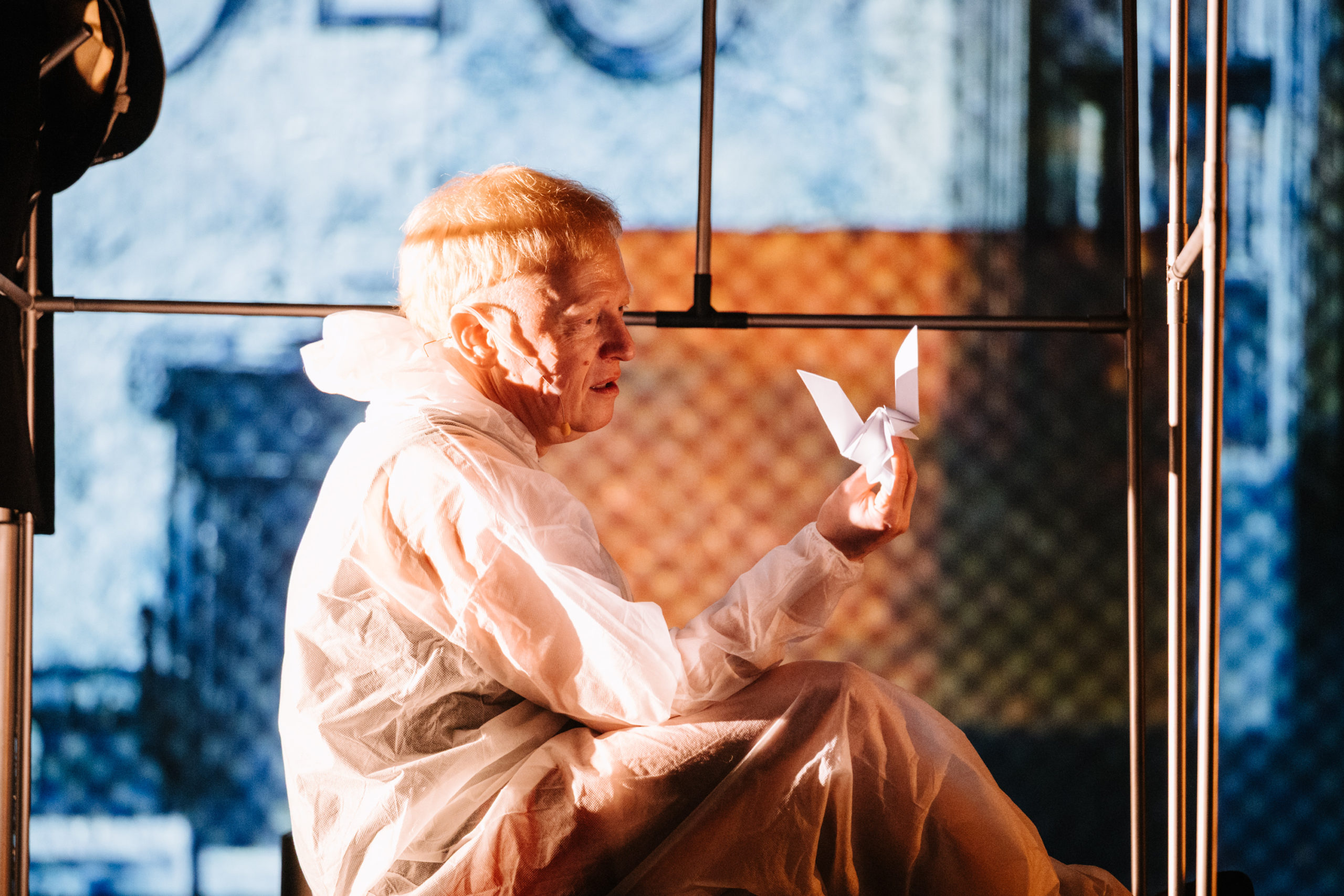 Aktor z papierowym ptakiem w dłoni. Fot: Łukasz Klimowicz