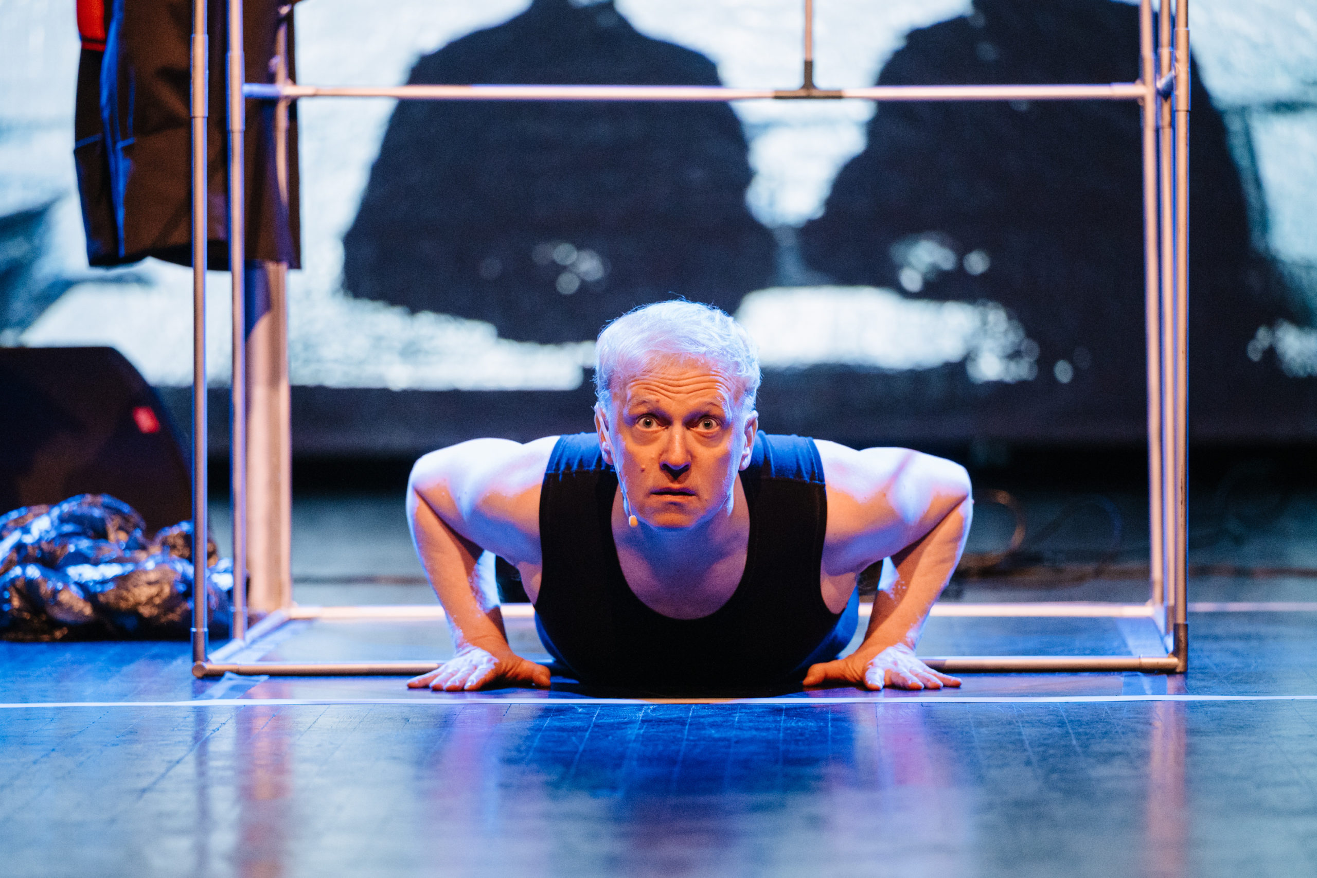 Aktor leżący na ziemi. Fot: Łukasz Klimowicz