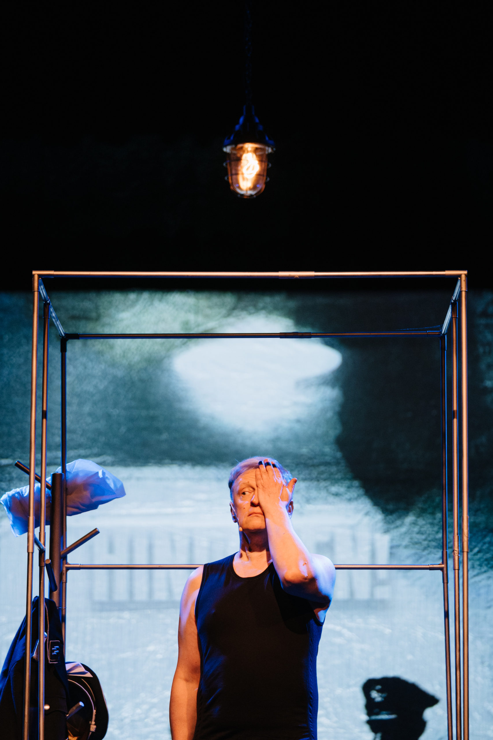 Aktor zasłaniający sobie jedno oko. Fot: Łukasz Klimowicz