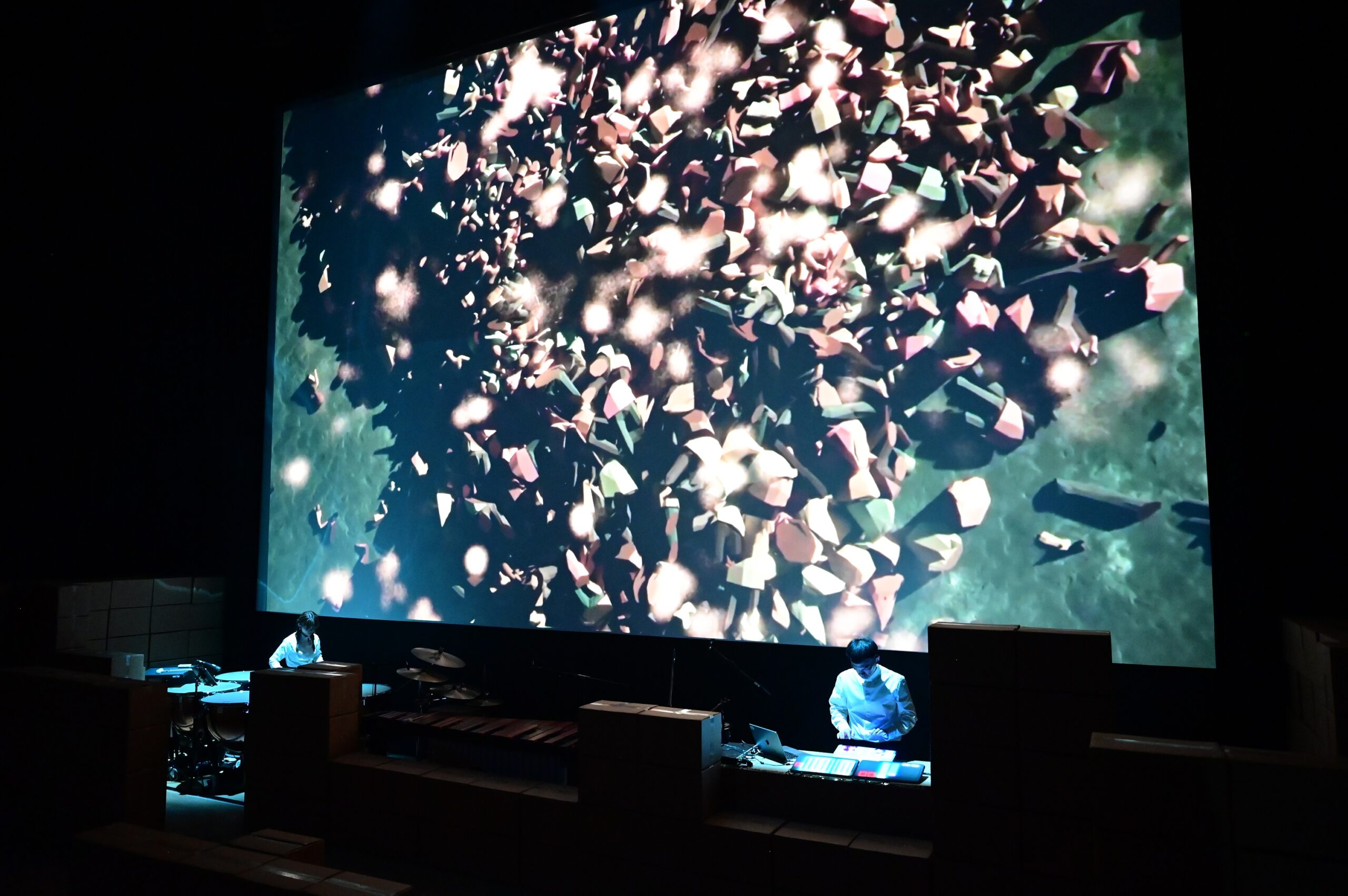 Ekran z wizualizacją. Czterech tancerzy na scenie. Fot. materiały prasowe