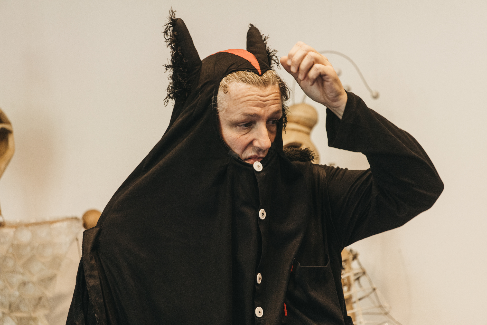 Aktorka w ciemnym kostiumie naciągniętym na głowę. Fot. Grzesiek Mart