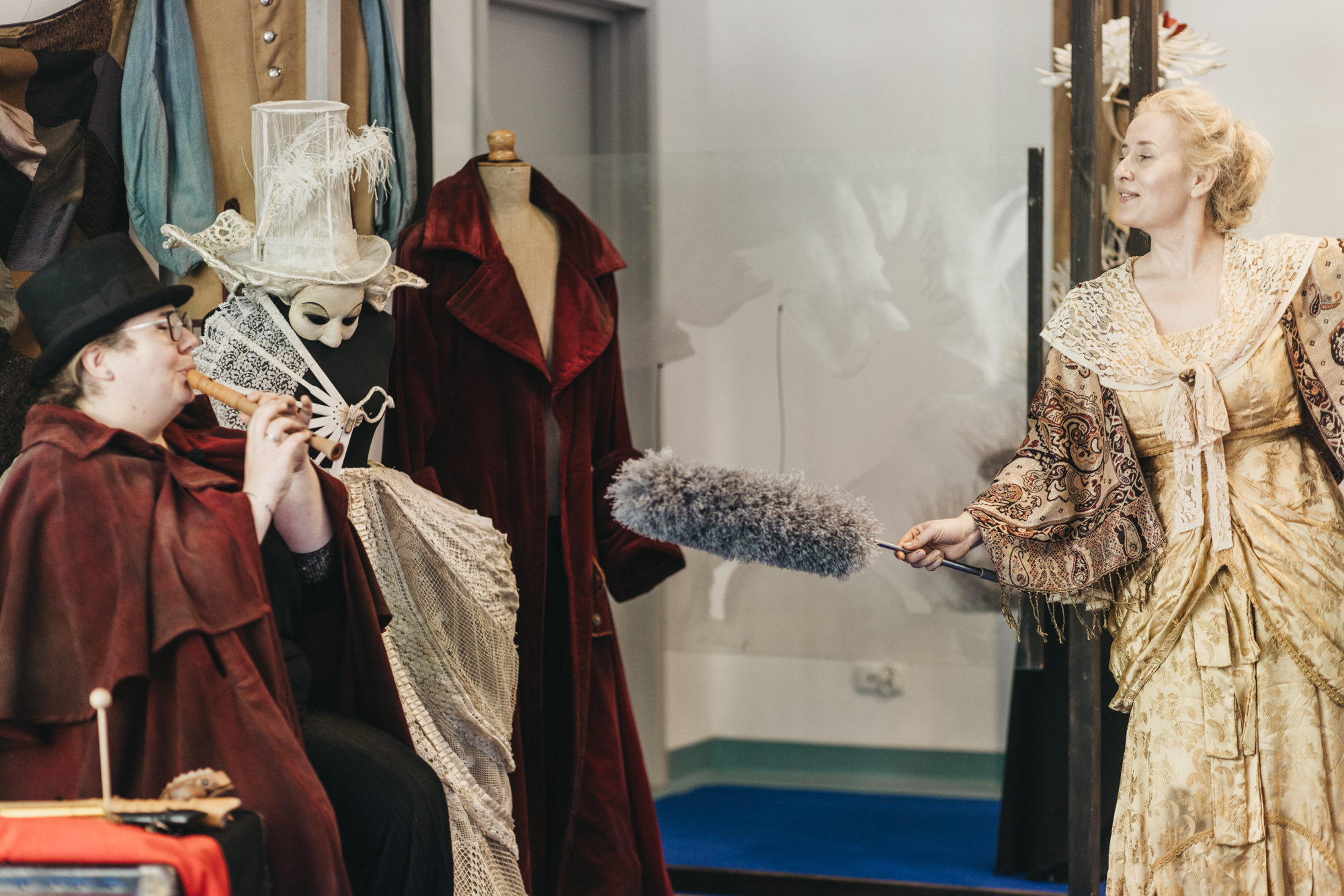 Aktorka z miotełką do kurzu zwraca się ku flecistce. Fot. Grzesiek Mart