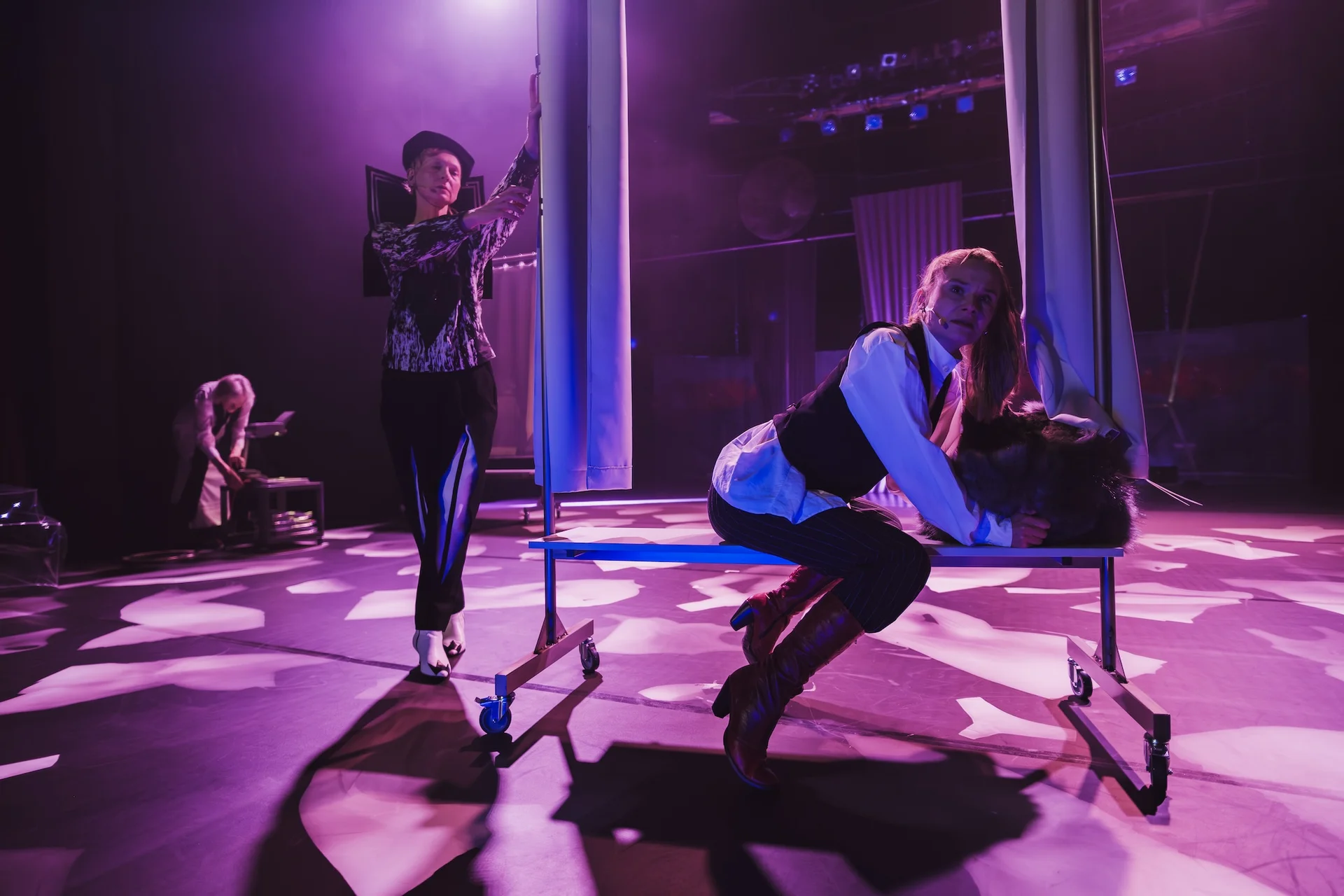 Aktorka siedząca na ławce, druga idzie w jej stronę. Fot. Piotr Nykowski