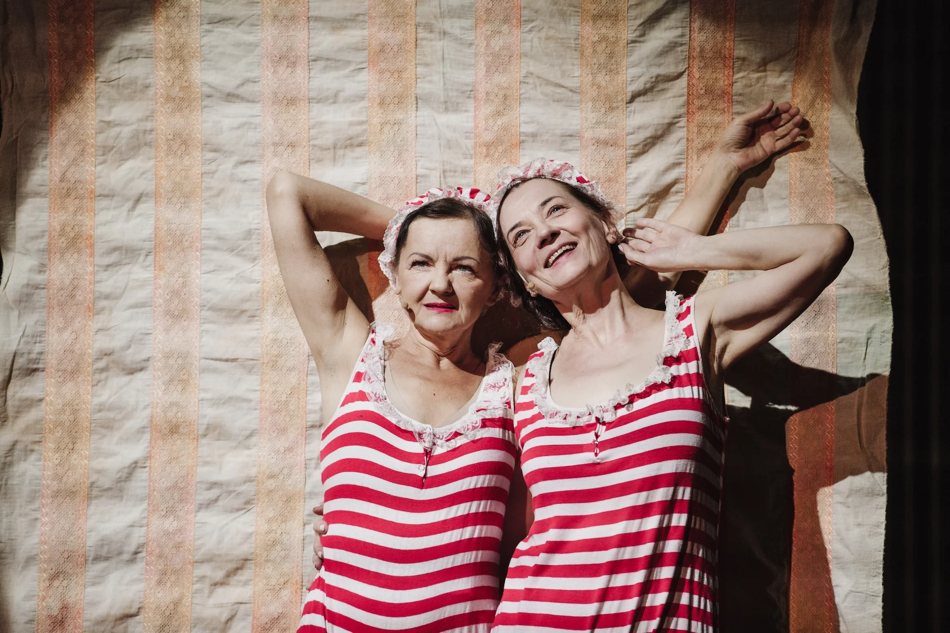 Dwie aktorki w czerwonych kostiumach. Fot. Piotr Nykowski