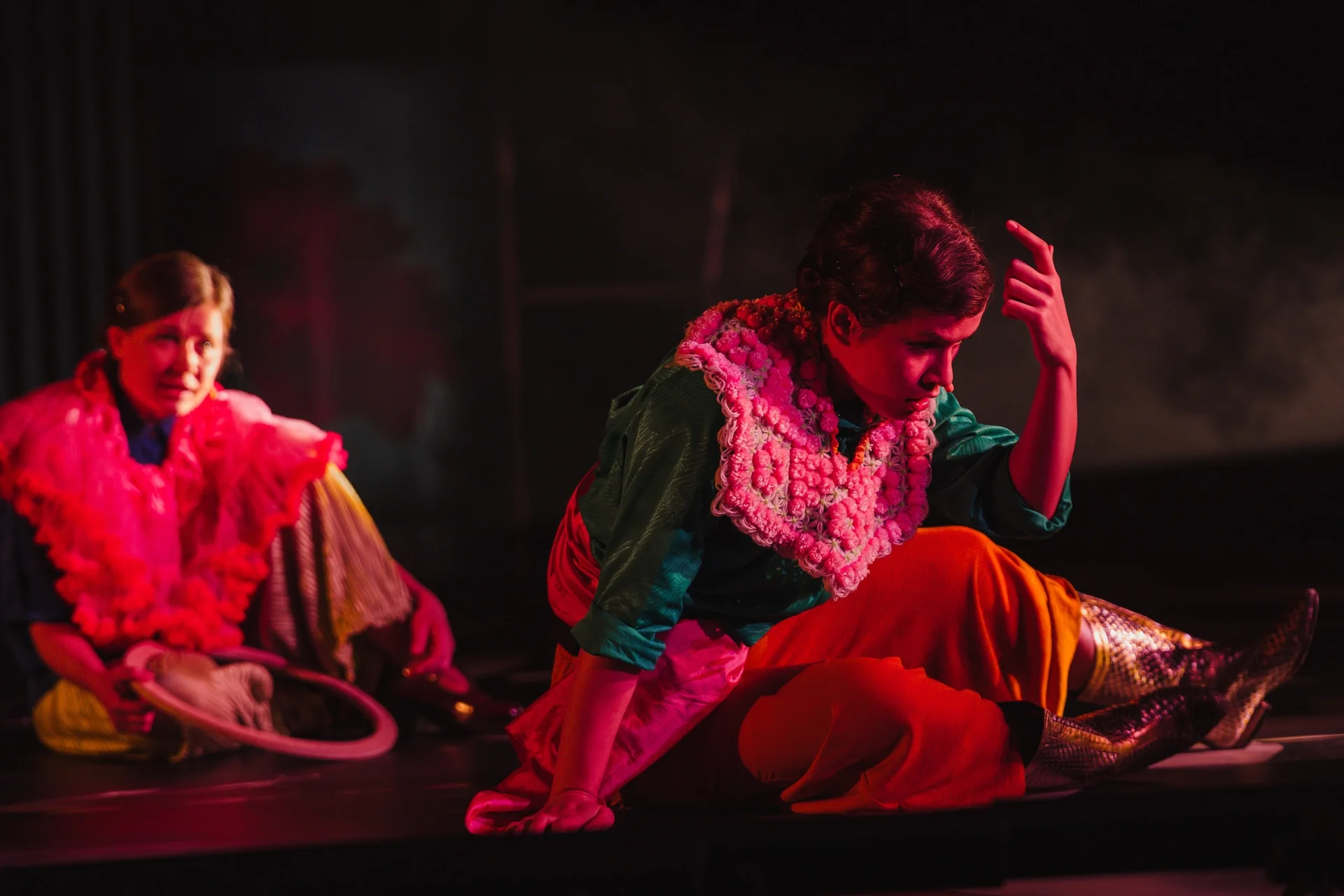 Dwie aktorki w czerwonym świetle. Fot. Piotr Nykowski
