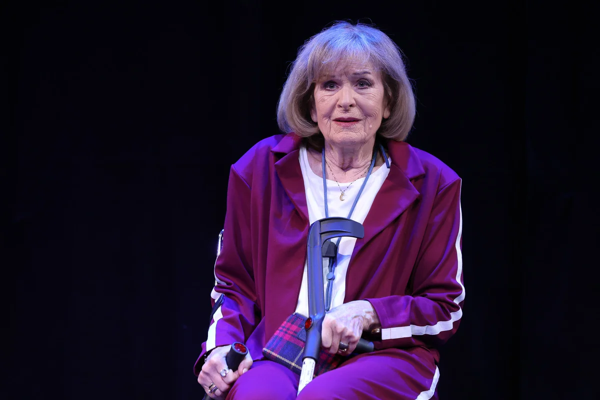 Aktorka z kulą ortopedyczną. Fot. Katarzyna Kural-Sadowska