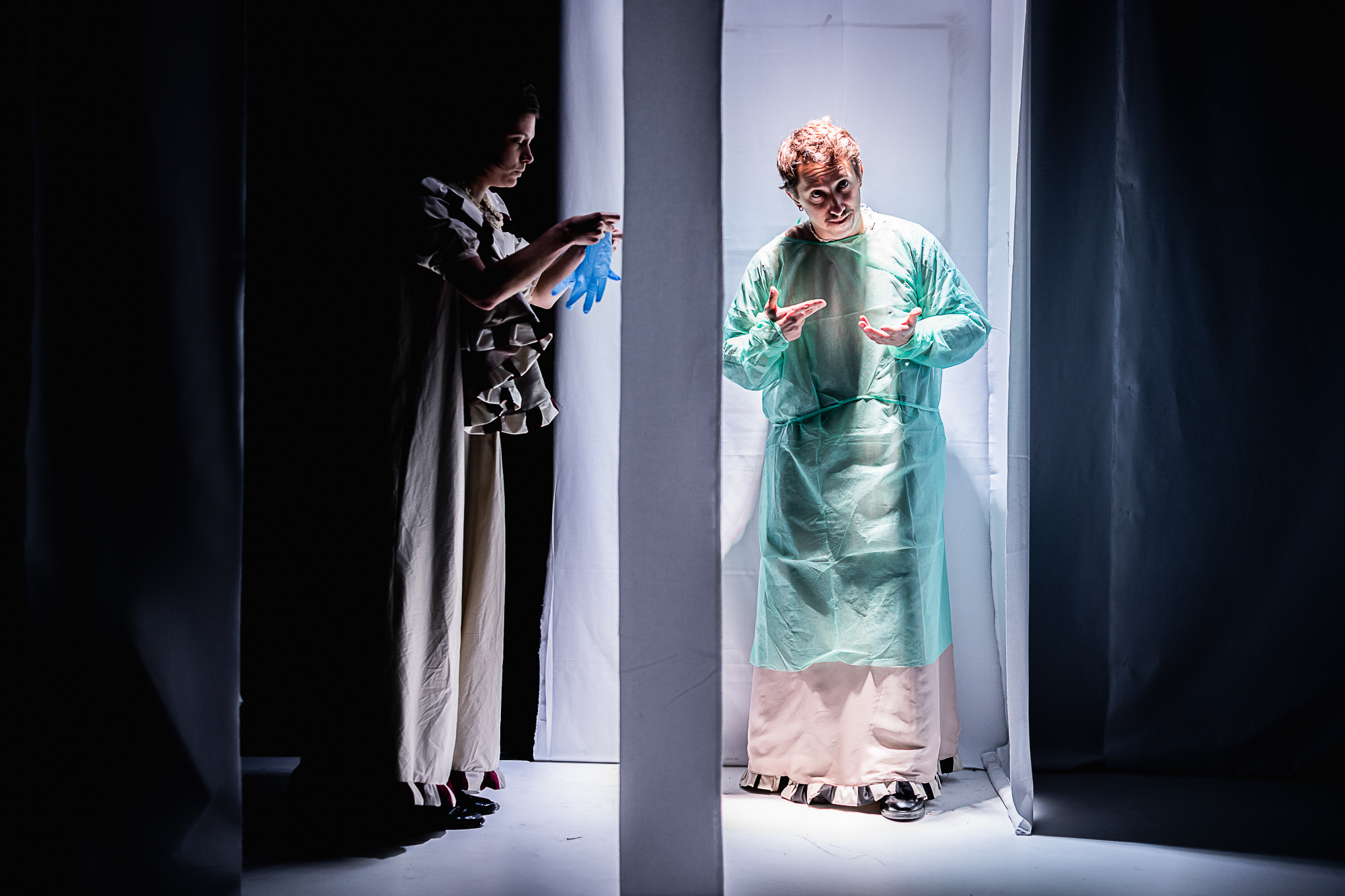 Aktorka i aktor przedzieleni ścianą. Fot. Maciej Zakrzewski