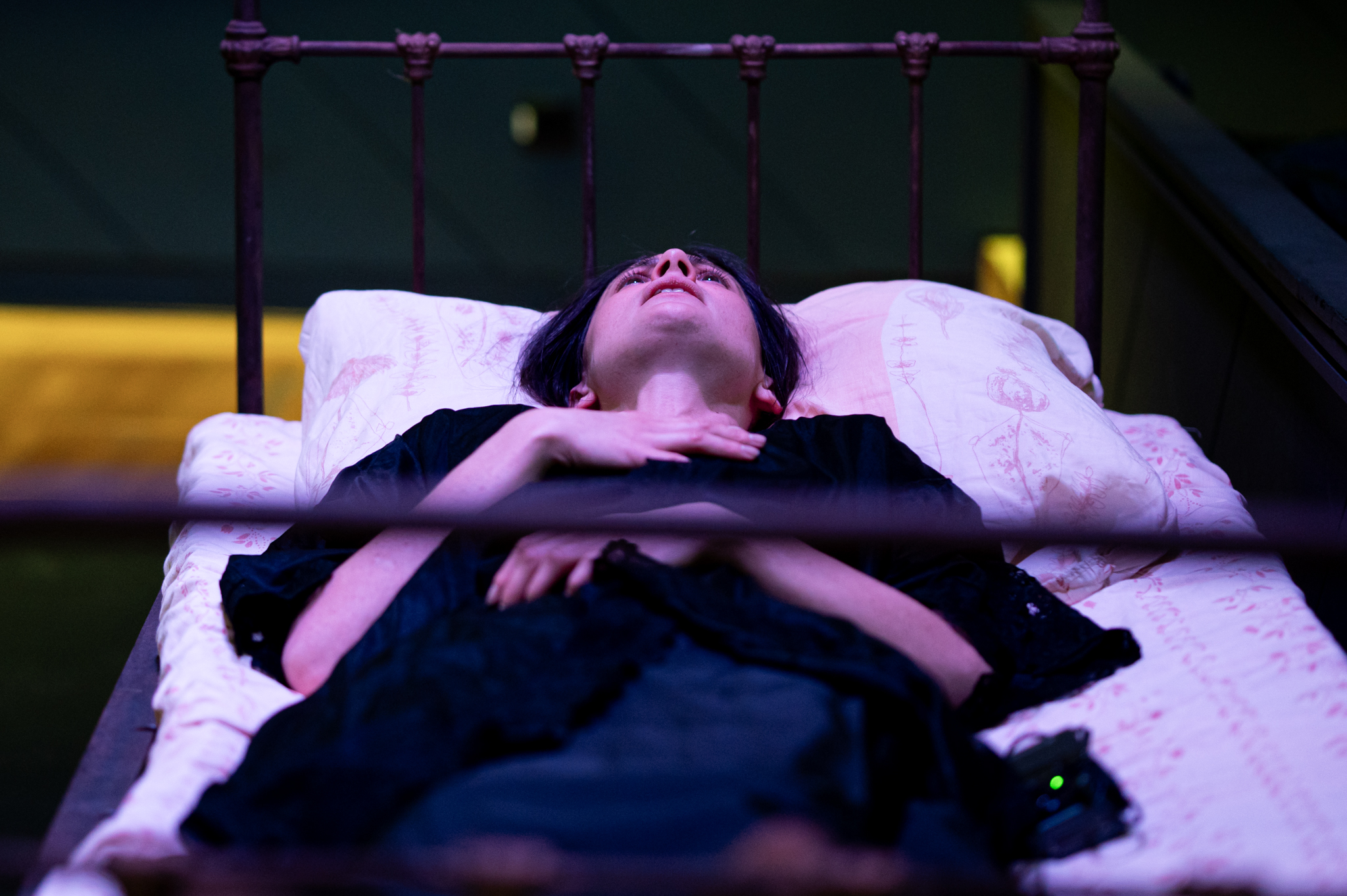 Aktorka leżąca na łóżku. Fot. Kornelia Głowacka-Wolf