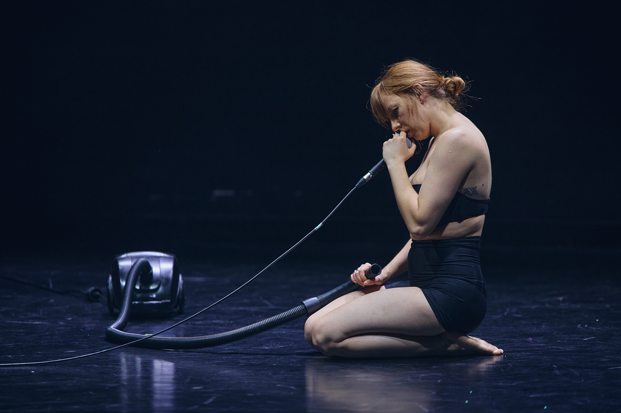 Aktorka z rurą do odkurzacza w ręce. Fot: Jan Rusek