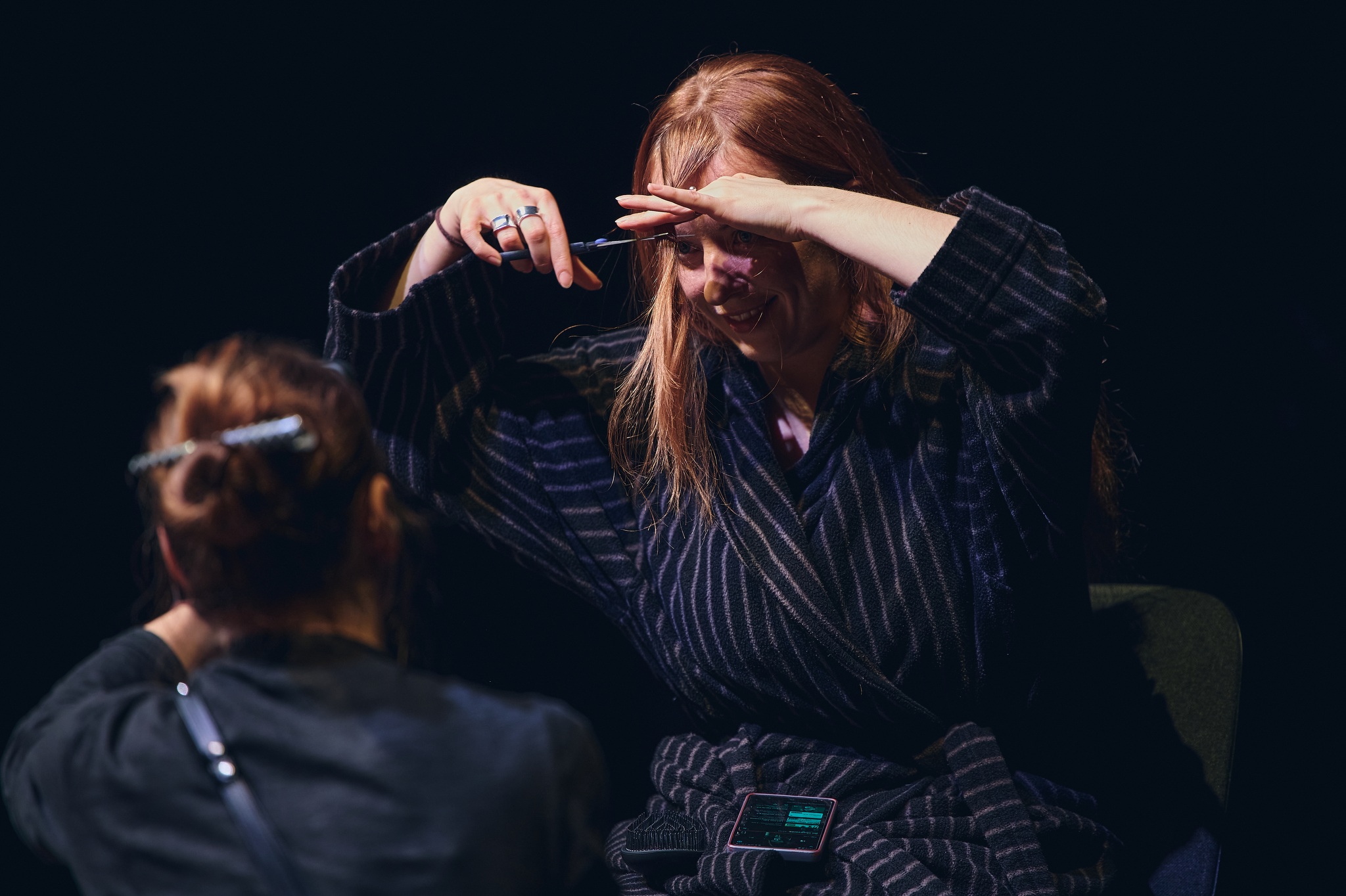 Aktorka obcinająca sobie grzywkę. Fot: Jan Rusek