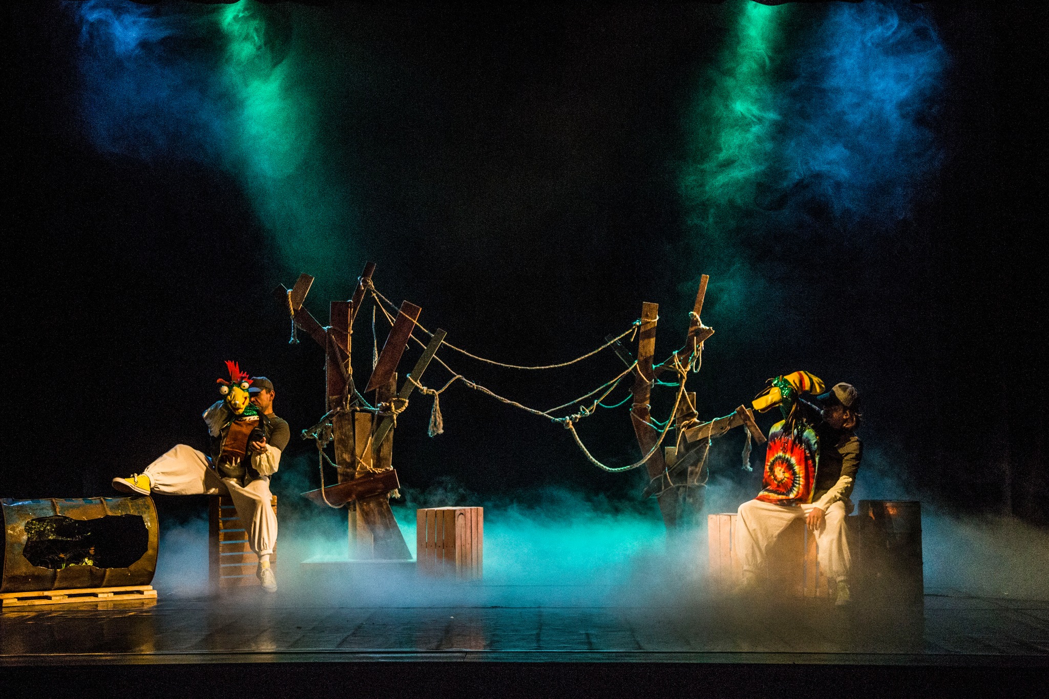 Scena z unoszącym się dymem. Fot: Magdalena Tramer