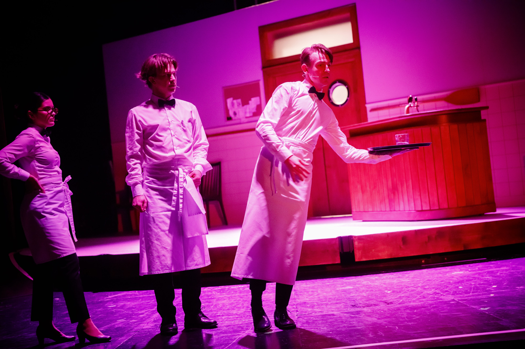 Trzech aktorów kelnerów. Fot: Krzysztof Bieliński