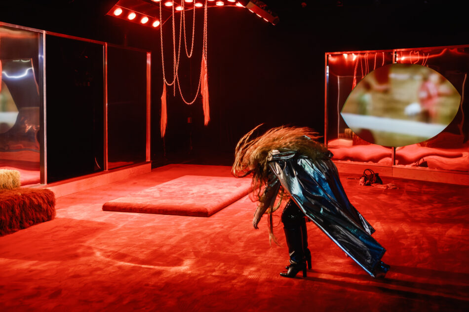 Aktorka w dynamicznej pozie. Fot. Bartek Warzecha