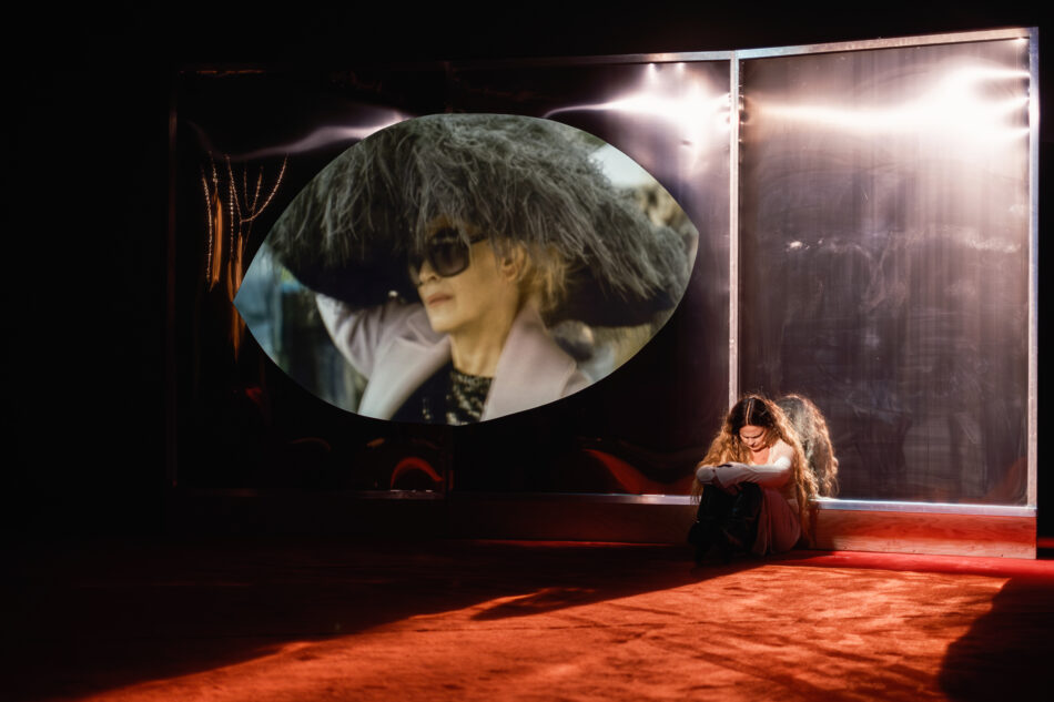 Wizualizacja na ekranie w kształcie oka. Fot. Bartek Warzecha