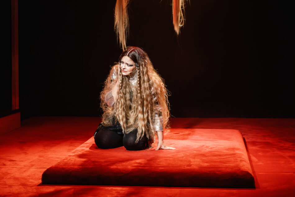 Klęcząca aktorka. Fot. Bartek Warzecha