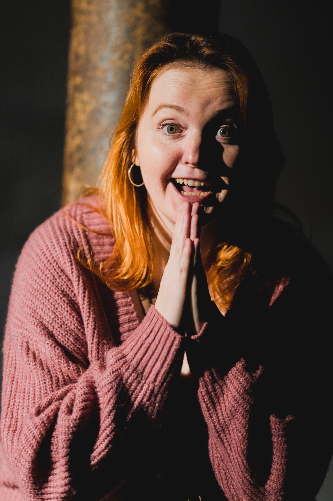 Aktorka ze złożonymi dłońmi. Fot: Justyna Żądło