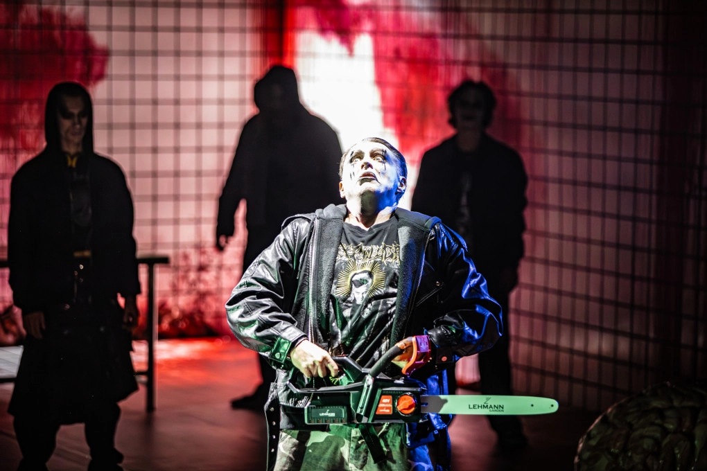 Aktor z piłą mechaniczną. Fot: Natalia Kabanow