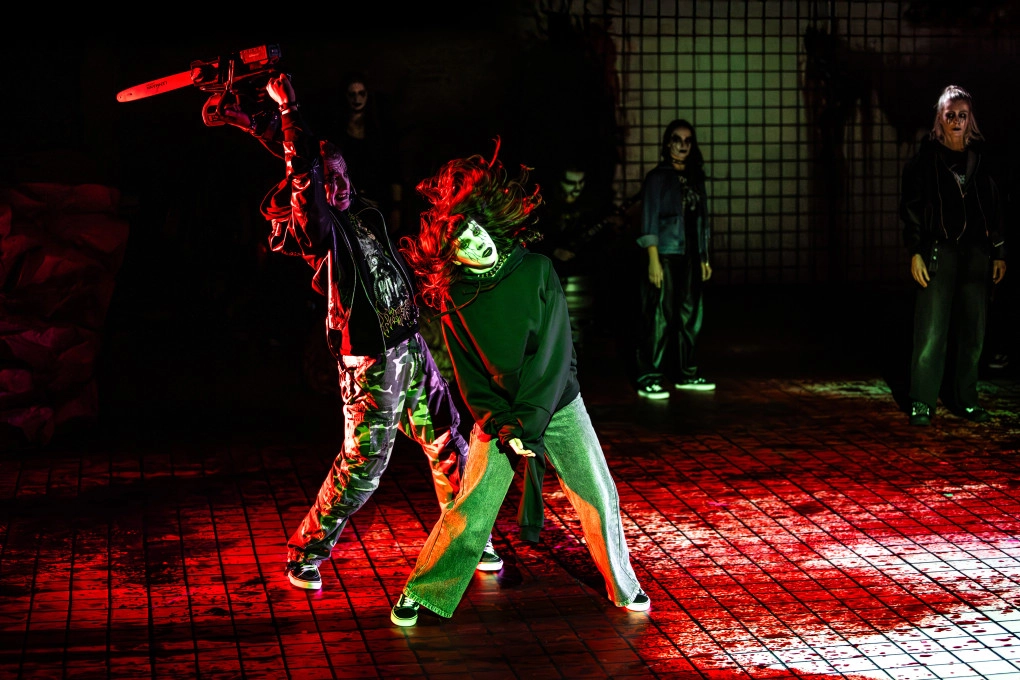 Aktorka w szaleńczej pozie. Fot: Natalia Kabanow