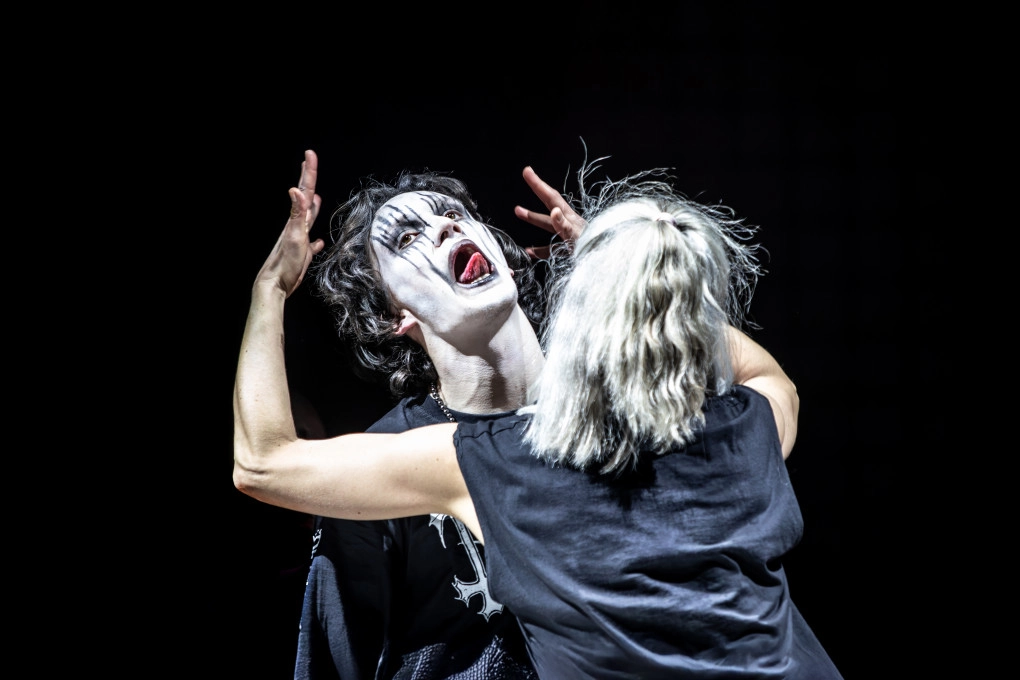 Aktor z wystawionym językiem. Fot: Natalia Kabanow