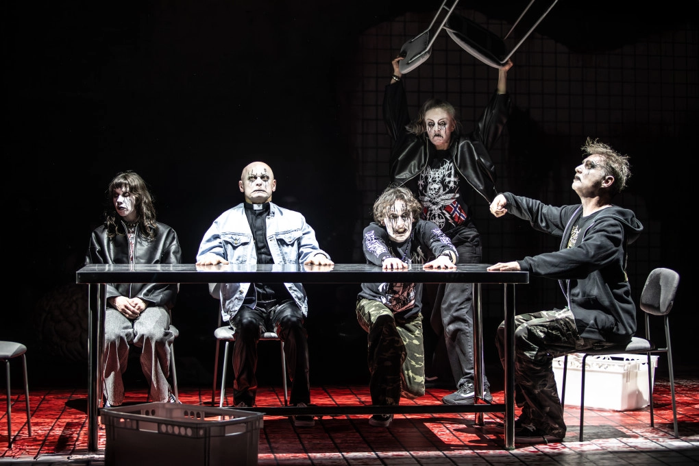 Aktorzy przy stole. Fot: Natalia Kabanow