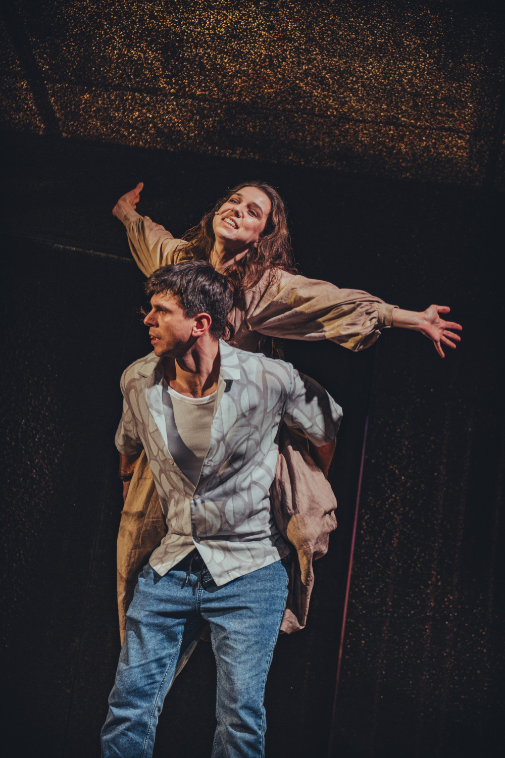 Aktorka na plecach aktora. Fot: Anna Orzyłowska