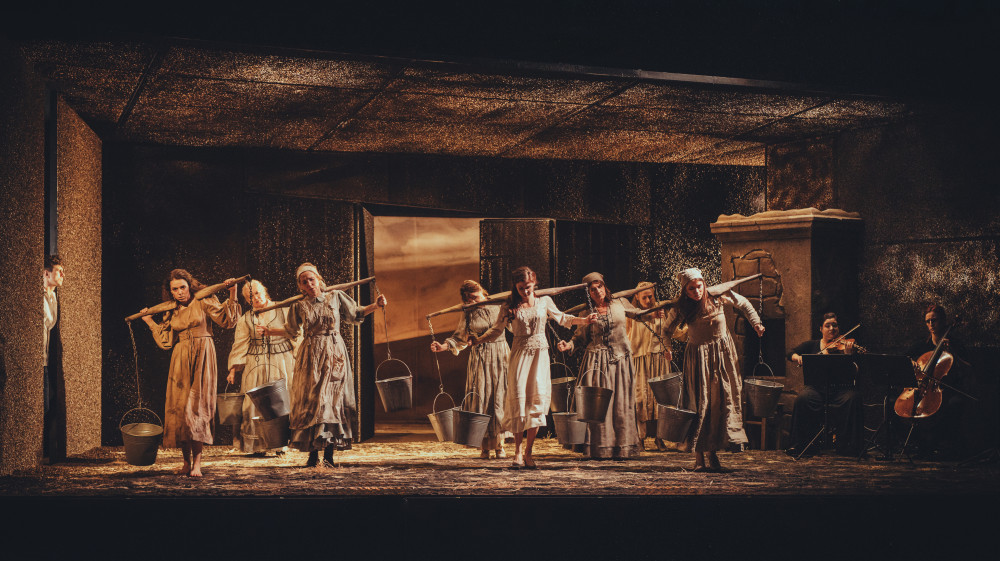 Scena tańca zbiorowego. Fot: Anna Orzyłowska