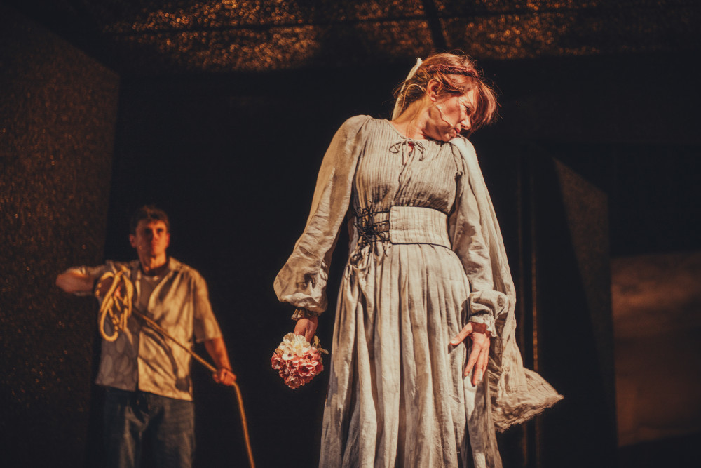 Aktorka z obróconą twarzą w bok. Fot: Anna Orzyłowska