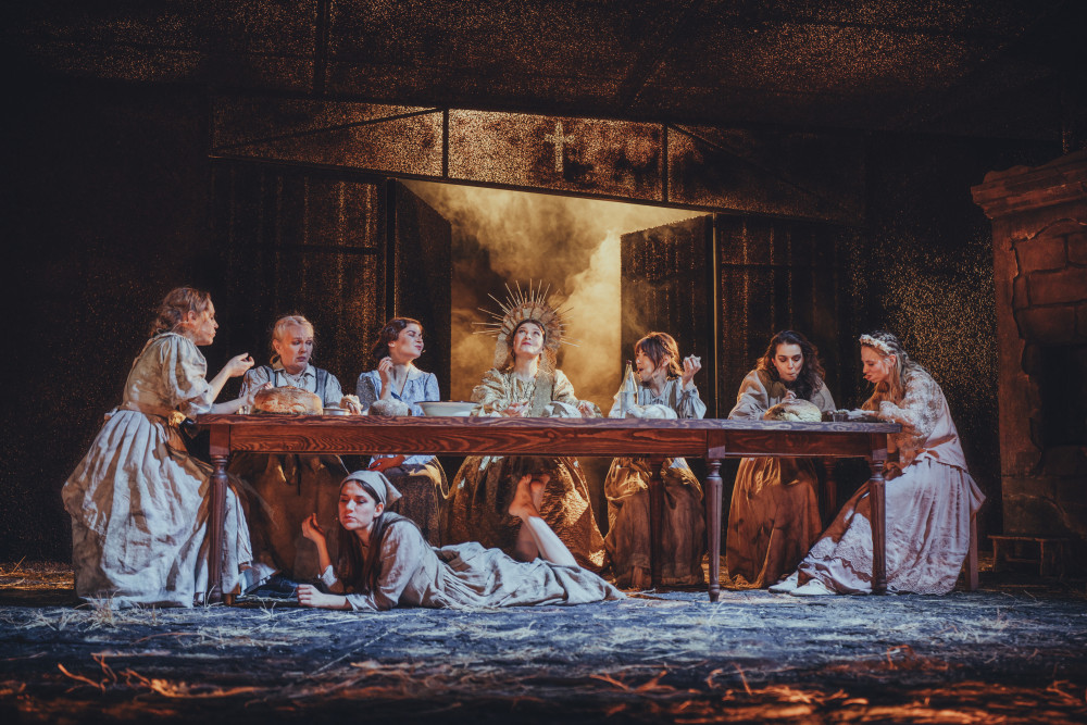 Aktorki siedzące przy stole. Fot: Anna Orzyłowska