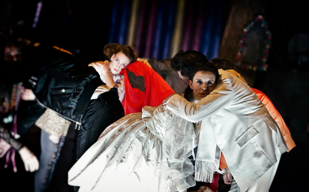 Aktorzy leżący na sobie. Fot: Magdalena Hueckel