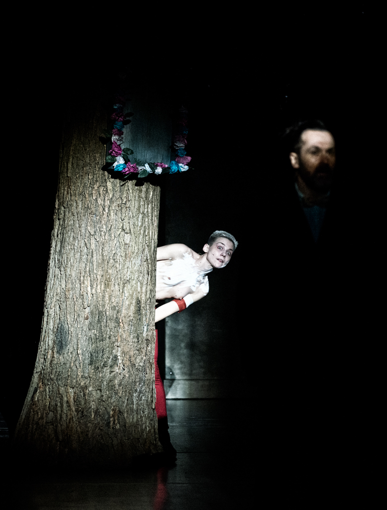 Aktor wyglądający zza drzewa. Fot: Magdalena Hueckel