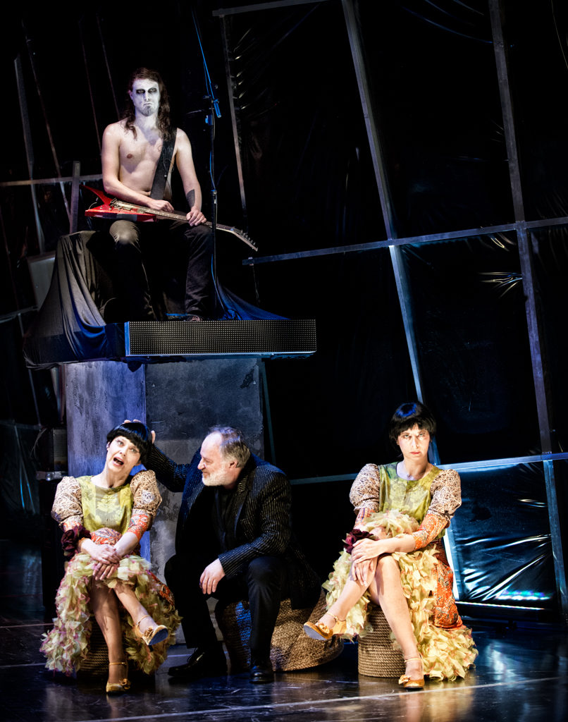 Aktorzy na scenie, na wysokim podeście członek zespołu Furia. Fot: Magdalena Hueckel