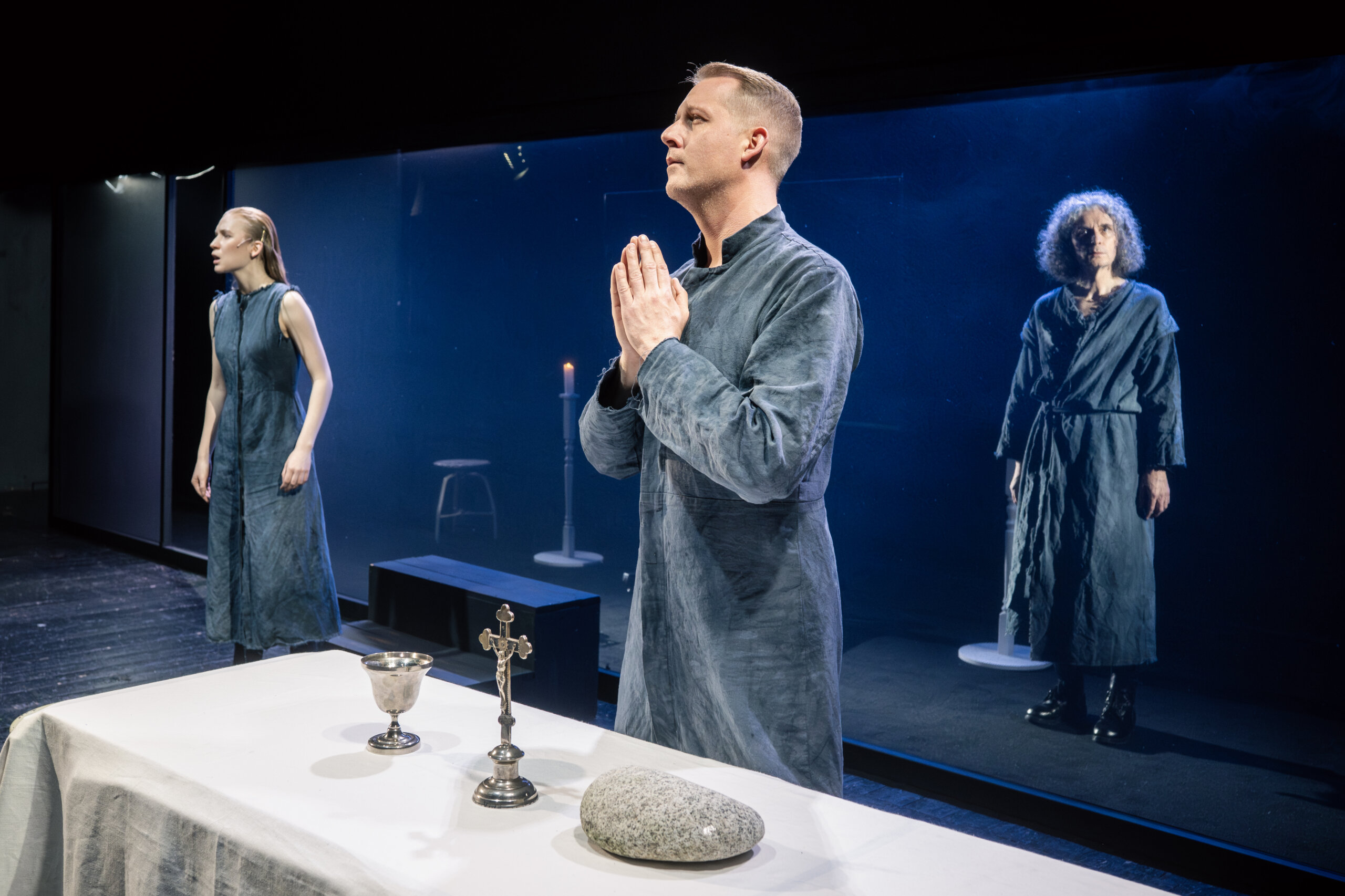 Aktor modlący się nad ołtarzem. Fot: Wojciech Szabelski