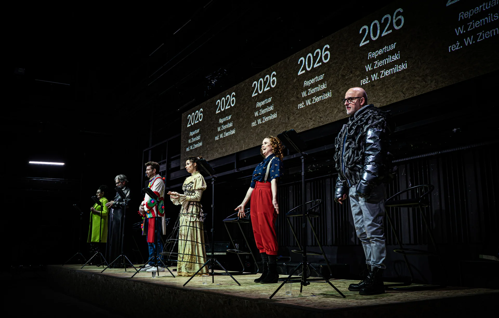 Aktorzy stojący w rzędzie. Fot: Mikołaj Pływacz