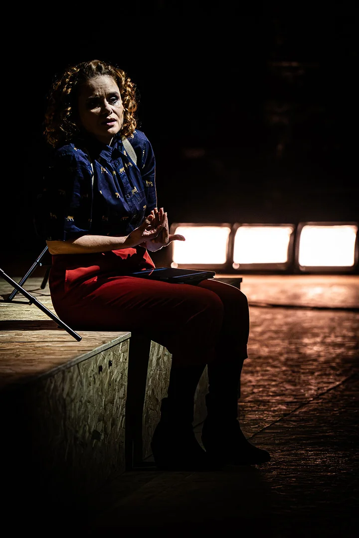 Aktorka siedząca na krześle. Fot: Mikołaj Pływacz