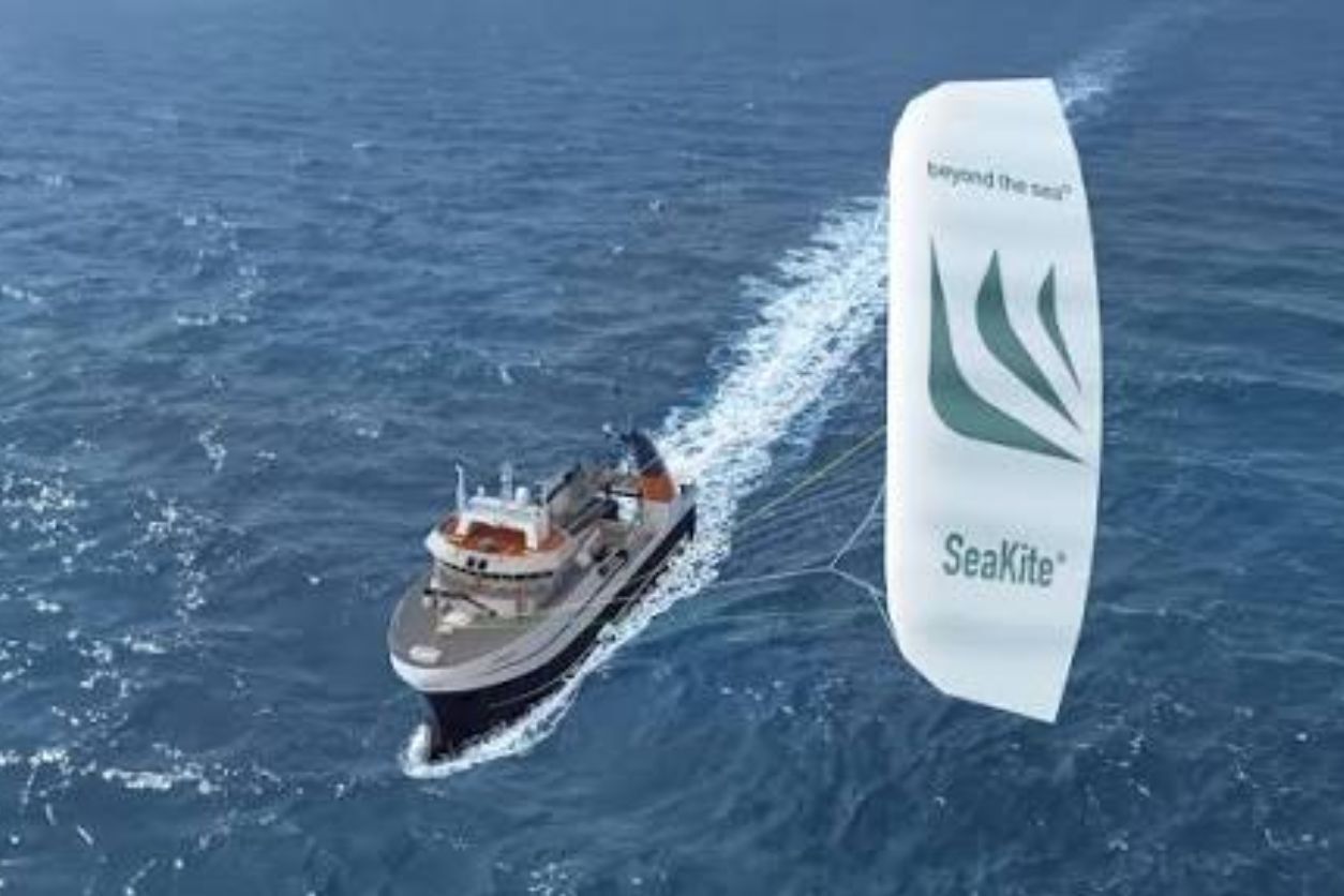 Aile de traction Beyond the Sea déployée au-dessus d’un navire de pêche en mer