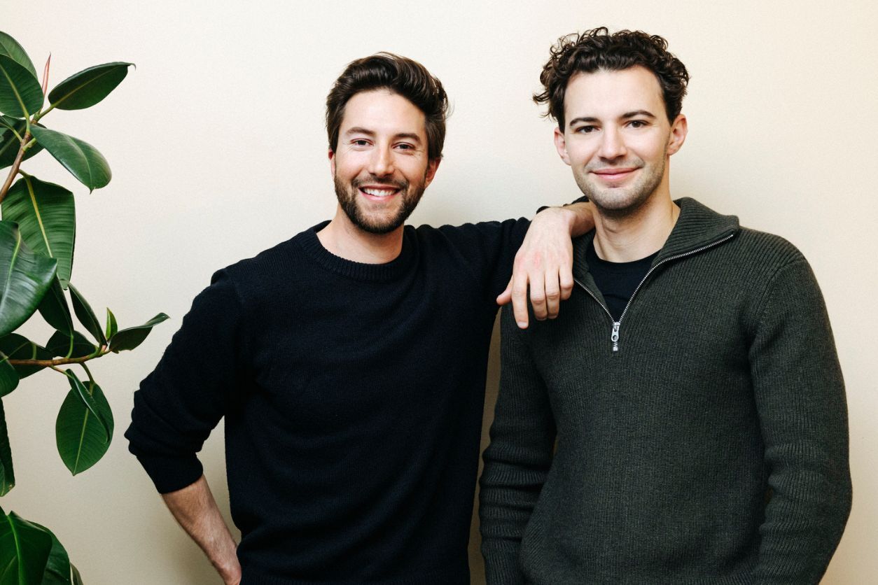 Arthur Auboeuf et Joseph Choueifaty côte à côte devant un mur clair