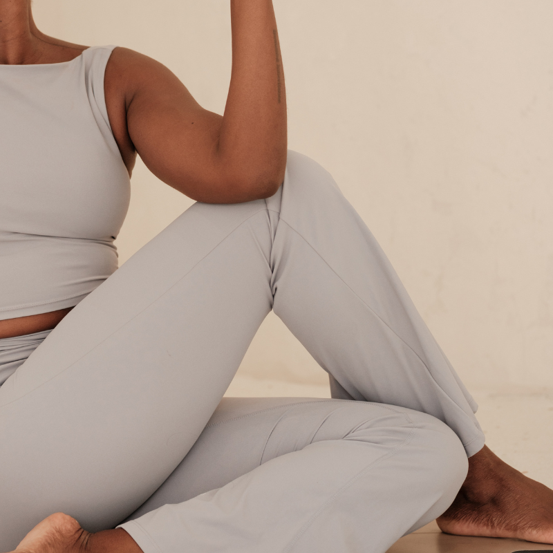 Clases de Yoga & Wellbeing. Soft Vinyasa, Strong Flow, Yoga Sculpt, Somatic Yin y Fluid Hips.