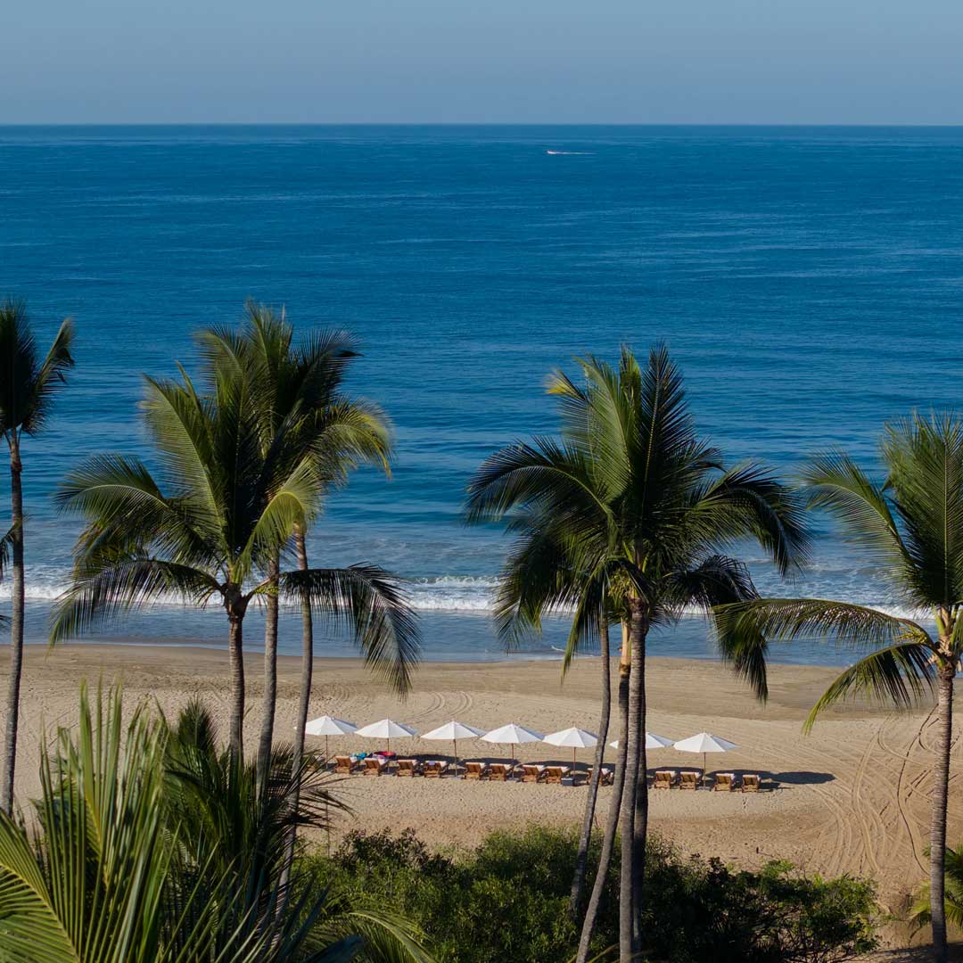 Crashing waves at the shore of Siari