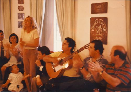 José Ignacio Franco y cantando su madre Ramona Gomez