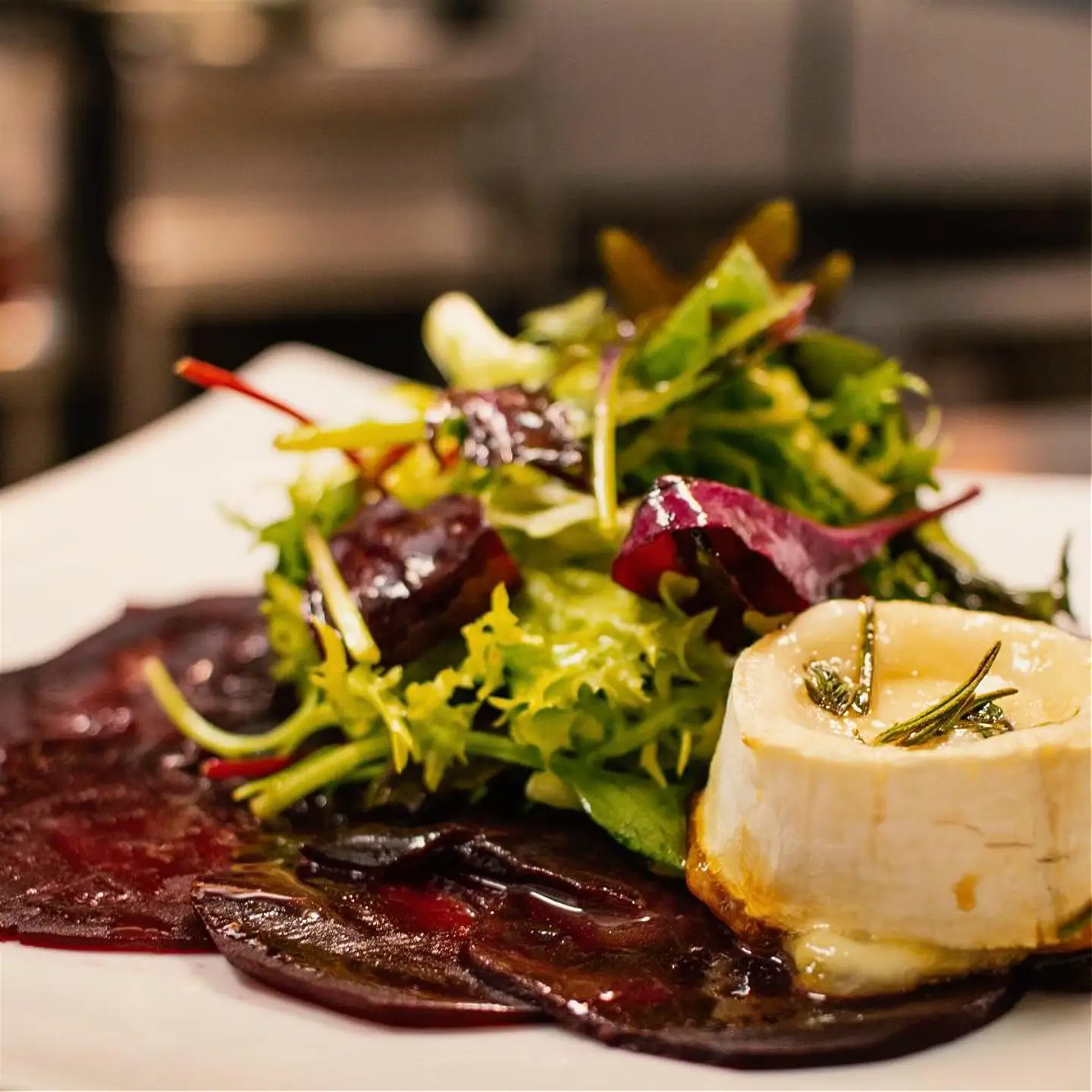 Ein leckerer Salat zur Vorspeise.