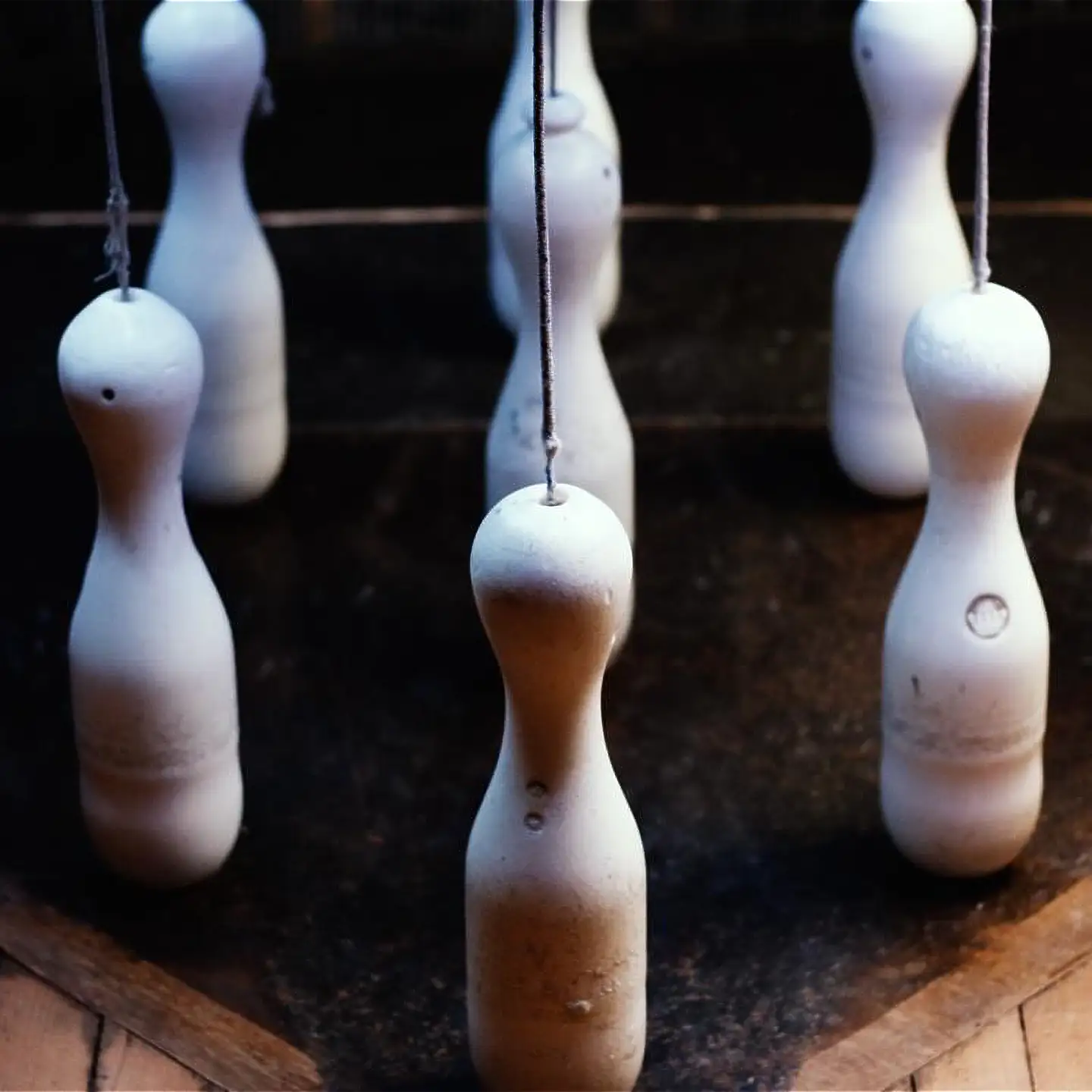 Eine Nahaufnahme der Kegel auf der Kegelbahn.