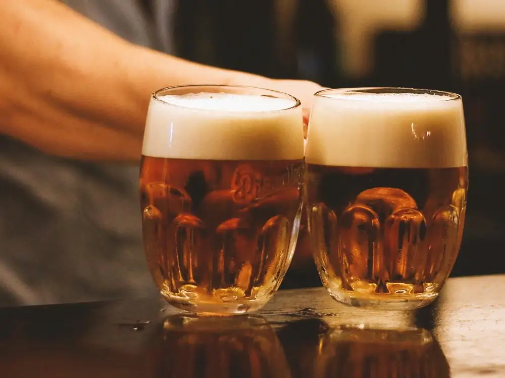 Ein Foto von zwei Biergläsern mit viel Schaum