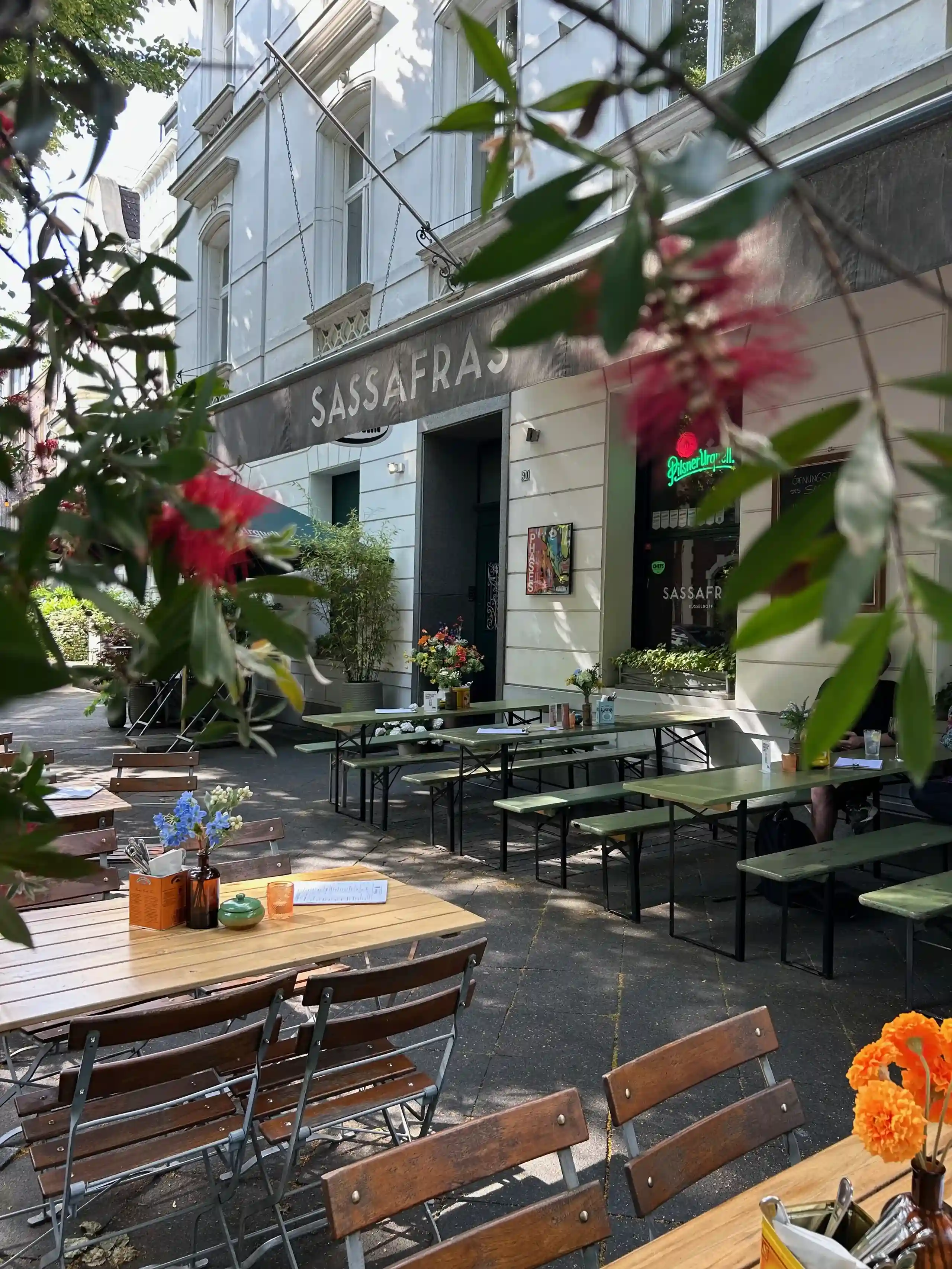 Terrasse im Außenbereich der Sassafras Bar.