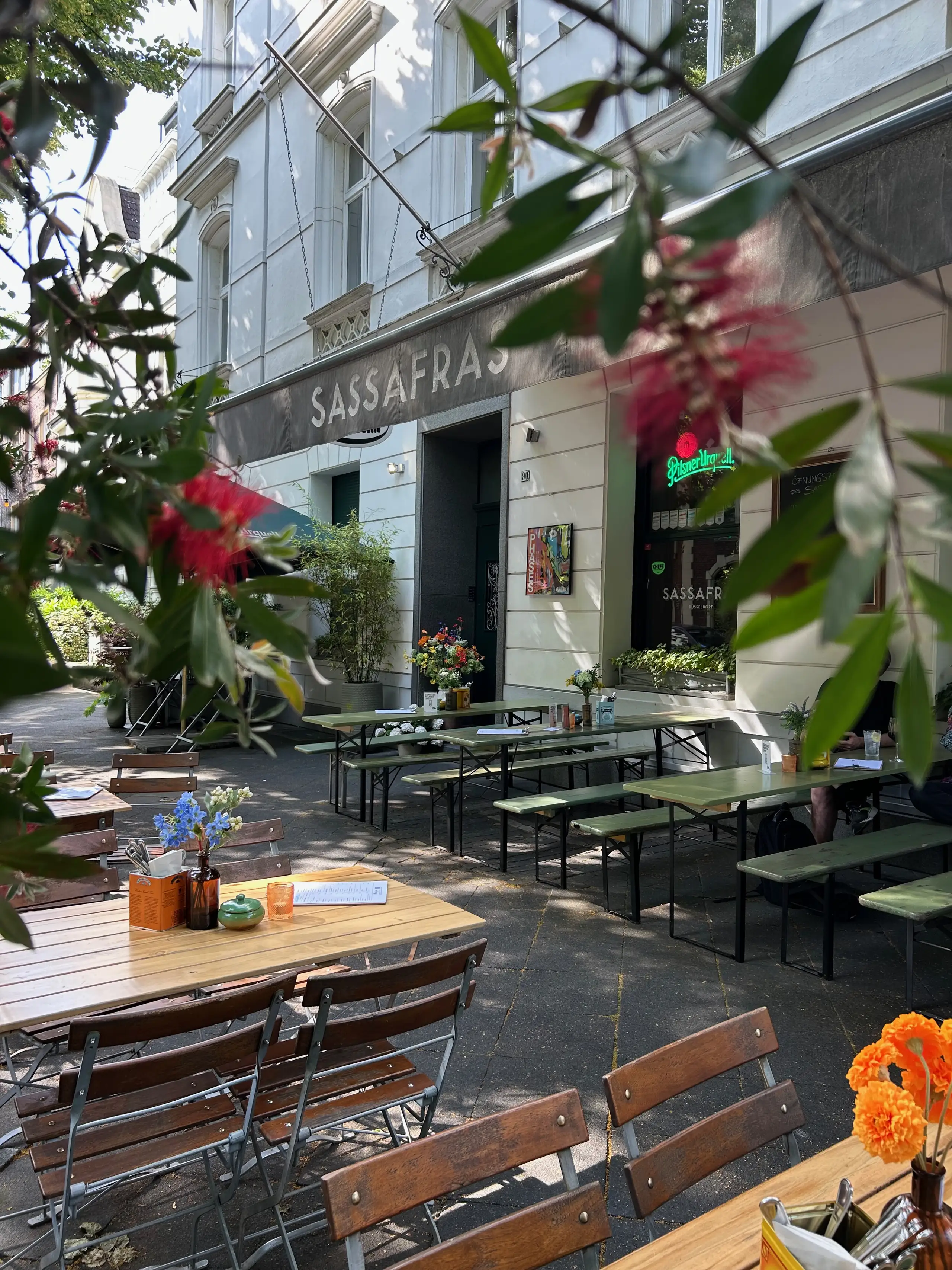 Terrasse im Außenbereich der Sassafras Bar.